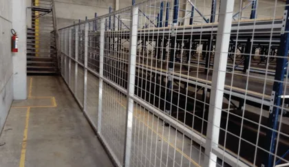 Divisória industrial metálica para separação de ambientes — Metalúrgica Hentges