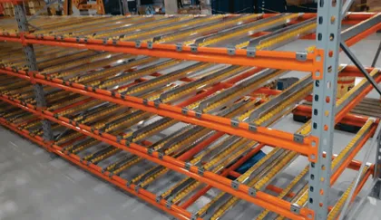 Flow rack dinâmico para picking e separação de pedidos — Metalúrgica Hentges