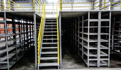 Mezanino industrial construído sobre estantes metálicas — Metalúrgica Hentges