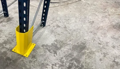 Protetor de coluna fixado no piso para galpões industriais — Metalúrgica Hentges